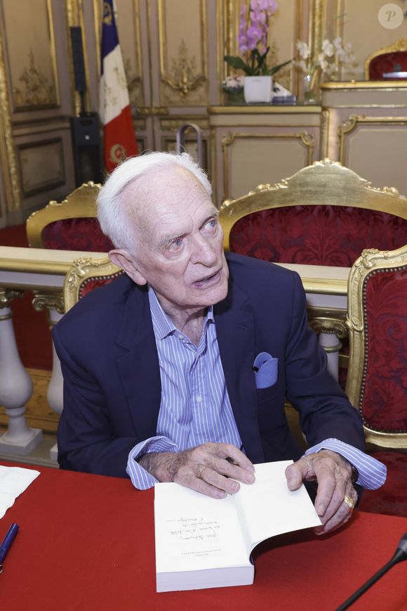 Exclusif - Philippe Labro - Philippe Labro dédicace son nouveau livre "Ecrits américains : Oeuvres choisies" à la suite d’une conférence publique à la mairie du 8ème arrondissement à Paris le 26 juin 2024. © Jack Tribeca/Bestimage