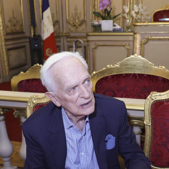 Exclusif - Philippe Labro - Philippe Labro dédicace son nouveau livre "Ecrits américains : Oeuvres choisies" à la suite d’une conférence publique à la mairie du 8ème arrondissement à Paris le 26 juin 2024. © Jack Tribeca/Bestimage