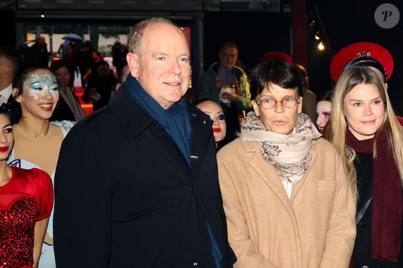 "pour le traitement d’une pathologie bénigne", est-il indiqué dans le communiqué officiel du Palais princier

Le prince Albert II de Monaco, La princesse Stéphanie de Monaco, Camille Gottlieb lors du spectacle Monaco sous les Etoiles, sous le chapiteau de Fontvieille à Monaco, le 22 décembre 2025. 
© Claudia Albuquerque / Bestimage