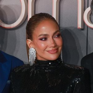 Brett Goldstein, Jennifer Lopez et Ol Parker ont assisté à la première britannique du film « Office Romance » au BFI Southbank à Londres le 3 juin 2026. GOFF  / BESTIMAGE