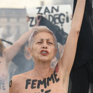 La chanteuse Lio lors d'un rassemblement FEMEN pour protester contre les violences faites aux femmes devant le musée du Louvre, à Paris, France, le 24 novembre 2024. Photo par Florian Poitout/ABACAPRESS.COM