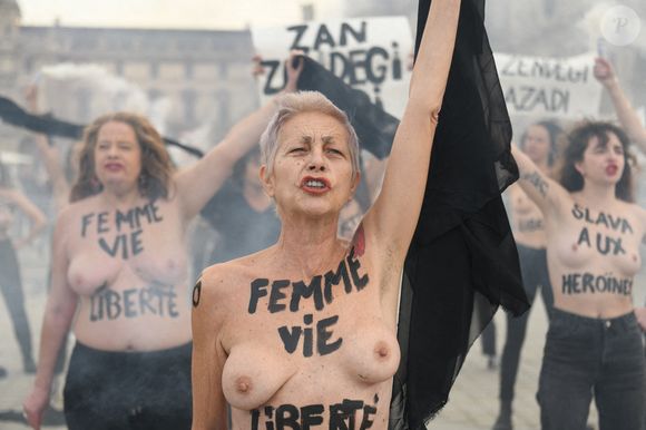 La chanteuse Lio lors d'un rassemblement FEMEN pour protester contre les violences faites aux femmes devant le musée du Louvre, à Paris, France, le 24 novembre 2024. Photo par Florian Poitout/ABACAPRESS.COM