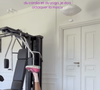 Elle enchaîne ensuite avec des hip thrust sur une jambe, un mouvement très efficace pour cibler les fessiers et l’arrière des cuisses, en travaillant chaque côté séparément.