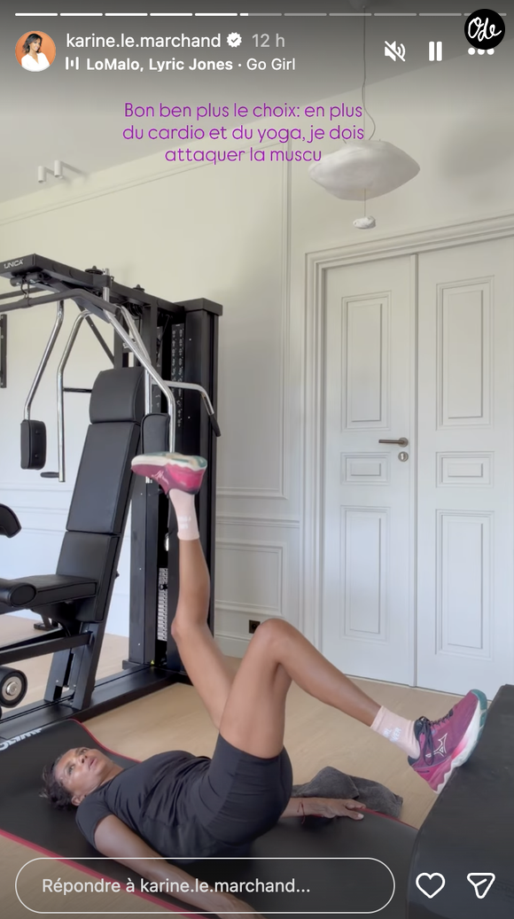 Elle enchaîne ensuite avec des hip thrust sur une jambe, un mouvement très efficace pour cibler les fessiers et l’arrière des cuisses, en travaillant chaque côté séparément.