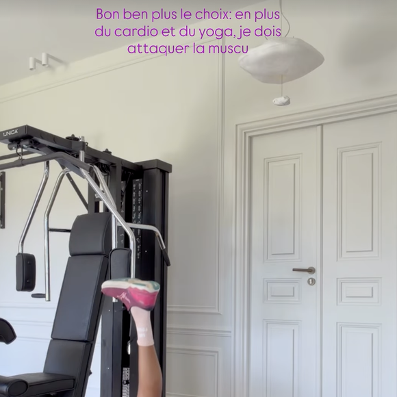 Elle enchaîne ensuite avec des hip thrust sur une jambe, un mouvement très efficace pour cibler les fessiers et l’arrière des cuisses, en travaillant chaque côté séparément.