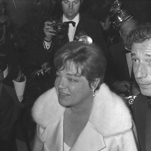 Yves Montand et Simone Signoret lors de la première du film "Grand Prix". © AGENCE / BESTIMAGE