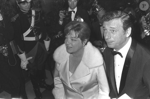 Yves Montand et Simone Signoret lors de la première du film "Grand Prix". © AGENCE / BESTIMAGE