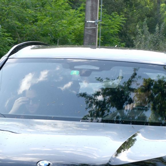 Anouchka Delon et son mari Julien Dereims à la sortie de la propriété de Douchy-Montcorbon après les obsèques d'Alain Delon le 24 août 2024.