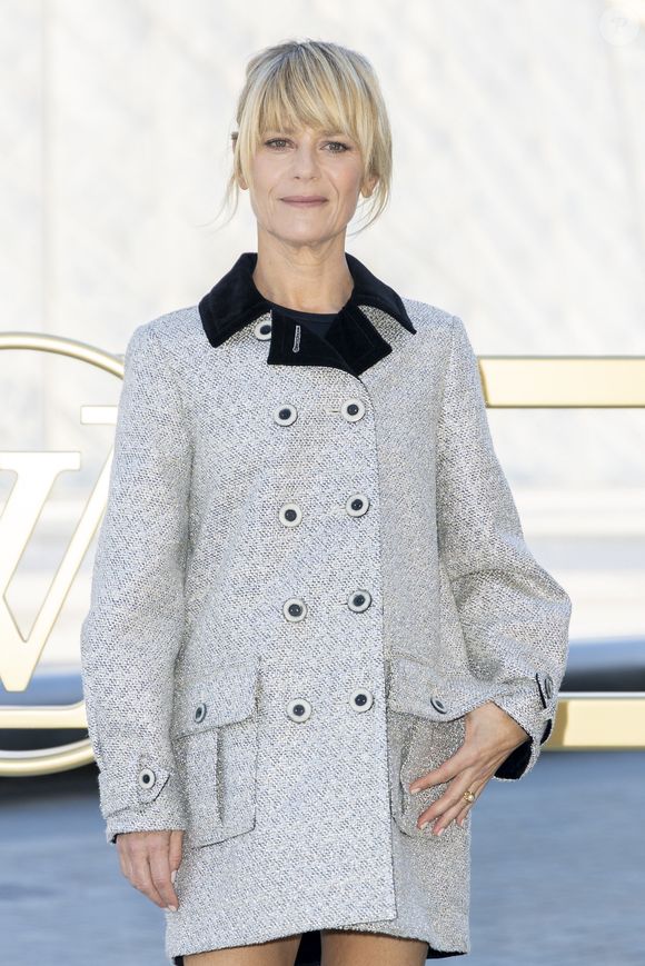 Elle a choisi un manteau gris au col noir et des bottes cavalières.
Marina Foïs au photocall du Défilé de mode Vuitton  Collection Printemps-Été 2026 dans le cadre de la Fashion Week de Paris (PFW) dans la Cour Carrée du Louvre, à Paris, France, le 30 septembre 2025. © Olivier Borde/Bestimage