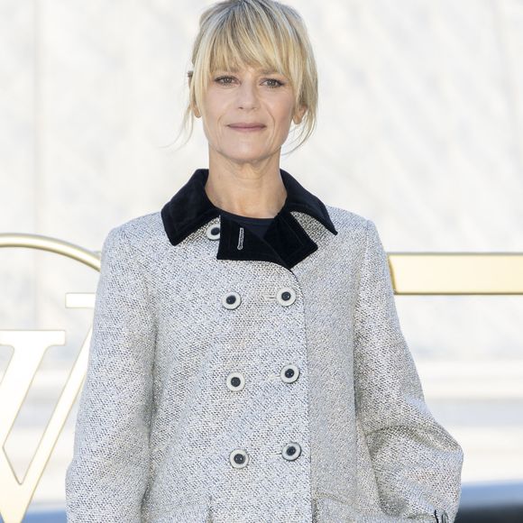 Elle a choisi un manteau gris au col noir et des bottes cavalières.
Marina Foïs au photocall du Défilé de mode Vuitton  Collection Printemps-Été 2026 dans le cadre de la Fashion Week de Paris (PFW) dans la Cour Carrée du Louvre, à Paris, France, le 30 septembre 2025. © Olivier Borde/Bestimage