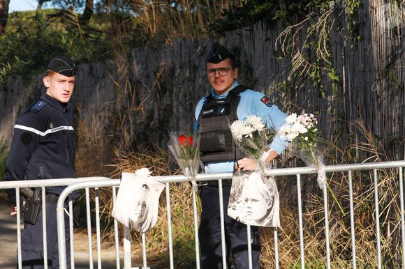 Des gendarmes déposent des bouquets de fleurs devant la résidence de Brigitte Bardot, La Madrague le 28 décembre 2025.
La fondation Brigitte Bardot a annoncé son décès à 91 ans.


© Franz Chavaroche / Bestimage