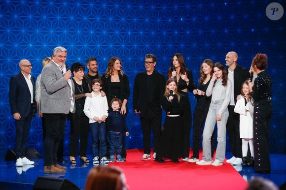 L'émission, tournée au Studio du Lendit, propose une plongée unique dans les souvenirs des invités, avec des témoignages...

Exclusif - Marc Lavoine, David Douillet et sa femme Vanessa Douillet et leur famille, Faustine Bollart - Surprises - Enregistrement de l'émission "La Boîte à secrets", au Studio du Lendit, présentée par F.Bollaert et diffusée le 17 janvier sur France 3. Le 17 décembre 2024 © Christophe Clovis / Bestimage