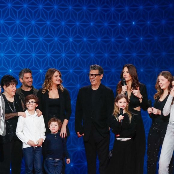 L'émission, tournée au Studio du Lendit, propose une plongée unique dans les souvenirs des invités, avec des témoignages...

Exclusif - Marc Lavoine, David Douillet et sa femme Vanessa Douillet et leur famille, Faustine Bollart - Surprises - Enregistrement de l'émission "La Boîte à secrets", au Studio du Lendit, présentée par F.Bollaert et diffusée le 17 janvier sur France 3. Le 17 décembre 2024 © Christophe Clovis / Bestimage