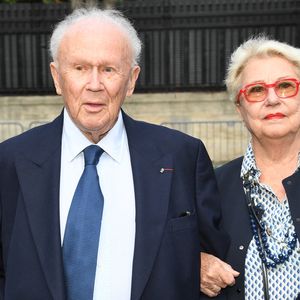 Philippe Bouvard et sa femme Colette - Arrivées à l'enregistrement de l'émission "Vivement Dimanche" au Studio Gabriel à Paris, diffusée le 9 octobre 2022 sur France 3. © Giancarlo Gorassini / Bestimage