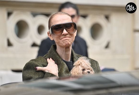 Céline Dion quitte l'hôtel "Royal Monceau" avec ses fils Nelson et Eddy et son chien après sa série de concerts à Paris le 19 octobre 2026. 

© Christian Liewig / Bestimage