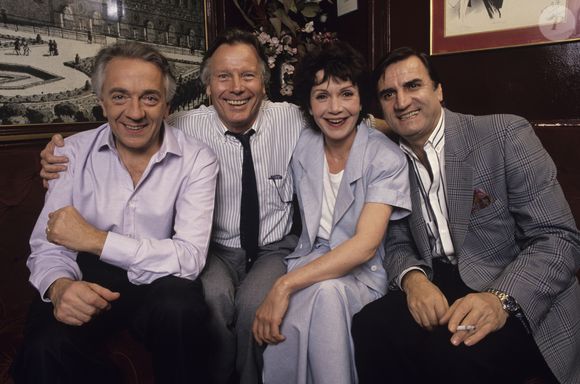 Archives - En France, à Paris, au théâtre du Palais Royal, Jean PIAT en compagnie des comédiens de la pièce AVANTI dont il signe l'adaptation, Jean-Pierre CASSEL, Annick BLANCHETEAU et Aldo MACCIONE. Mai 1988
© Alain Canu via Bestimage
