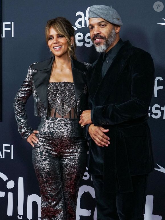 Halle Berry, Van Hunt à la première du film "Bruised" à Los Angeles, le 13 novembre 2021.@Bestimage