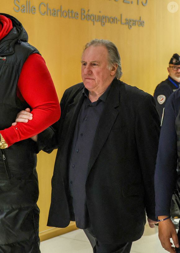 Gérard Depardieu à son procès pour agressions sexuelles sur deux femmes lors d'un tournage de film en 2021, au tribunal correctionnel de Paris, France, le 27 mars 2025. © Denis Guignebourg/Bestimage