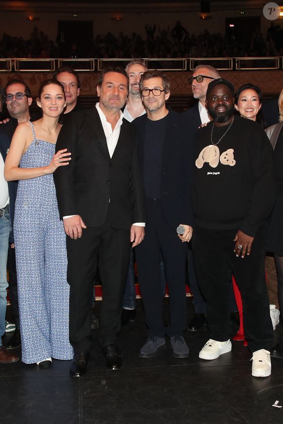 "Ne croyez pas ce que les gens disent de la difficulté d’avoir votre partenaire travaillant sur un plateau. En ce qui me concerne, je veux vraiment qu’il obtienne tout ce qu’il veut du tournage" 

Exclusif - Marion Cotillard, Gilles Lellouche, Vincent Desagnat, Guillaume Canet, Vincent Cassel et Issa Doumbia - Première du film Astérix et Obélix "L'Empire du Milieu" au cinéma Le Grand Rex à Paris le 15 janvier 2023. © Bertrand Rindoff / Bestimage