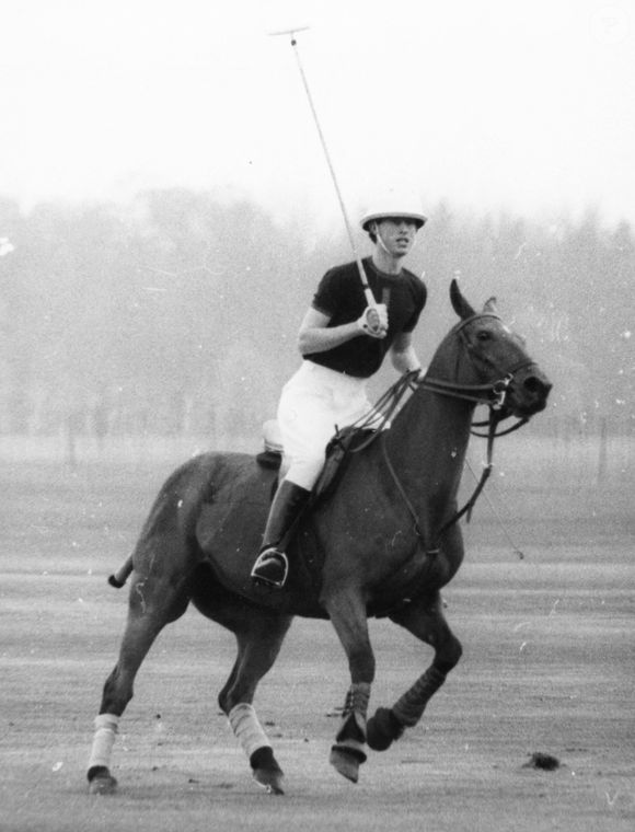 Leur histoire commence dans les années 70, entre polo, passion et rendez-vous secrets.



24 avril 1967 Londres, Angleterre, Royaume-Uni : Le prince Charles, qui participait à son premier match à grande échelle, a marqué un but pour son équipe, Windsor Park, qui a battu Bucket Hill par six buts à 1,5, lors du match de polo qui s'est déroulé à Windsor Park. Le duc d'EDINBURGH, qui jouait également à Windsor Park, n'a pas réussi à marquer.. : Image de crédit : Zuma Press / Bestimage