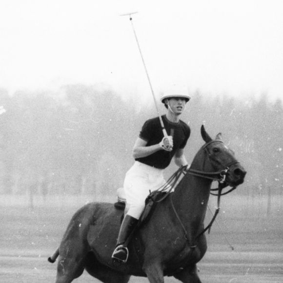 Leur histoire commence dans les années 70, entre polo, passion et rendez-vous secrets.



24 avril 1967 Londres, Angleterre, Royaume-Uni : Le prince Charles, qui participait à son premier match à grande échelle, a marqué un but pour son équipe, Windsor Park, qui a battu Bucket Hill par six buts à 1,5, lors du match de polo qui s'est déroulé à Windsor Park. Le duc d'EDINBURGH, qui jouait également à Windsor Park, n'a pas réussi à marquer.. : Image de crédit : Zuma Press / Bestimage