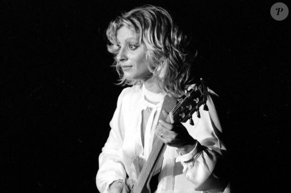 Véronique Sanson sur scène dans les années 1980. Photo by APS-Medias/ABACAPRESS.COM