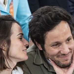 Le chanteur Vianney et sa femme Catherine Robert en tribunes lors des Internationaux de France de Tennis de Roland Garros 2025, à Paris, France, le 6 juin 2025. © Jacovides-Moreau/Bestimage