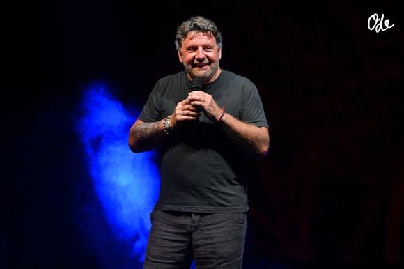 Philippe Lellouche l'acteur, réalisateur, animateur et chanteur israélo-français, durant la 3eme soirée de la seconde édition des Théâtrales d'Eze à l'oppidum du Col d'Eze. Le 4 août 2024, lors de son seul en scène : Stand Alone. © Bruno Bebert / Bestimage