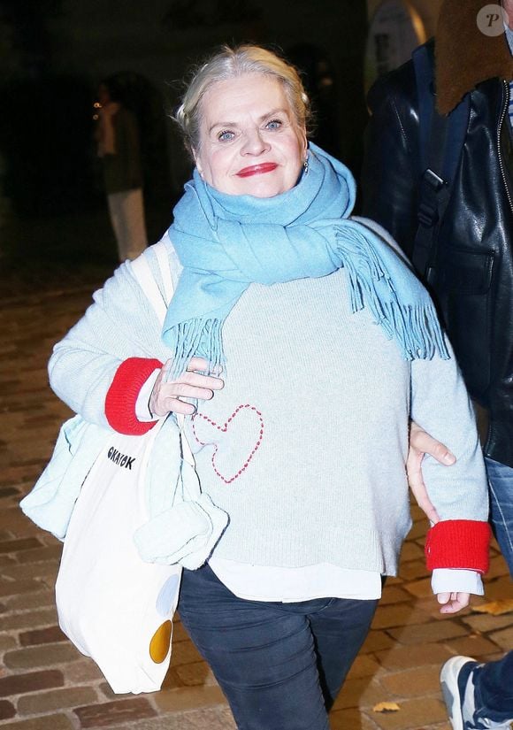 "J'étais au casting de son tout premier film, Serial Lover, en 1998, confie-t-elle dans "Télé 7 Jours". Il fait presque partie de ma famille. J'adore sa façon de travailler."

Exclusif - Isabelle Nanty à l'avant-première du film "Je ne suis pas un héros" à UGC Bercy à Paris le 7 novembre 2023. Jonathan Rebboah / Panoramic / Bestimage