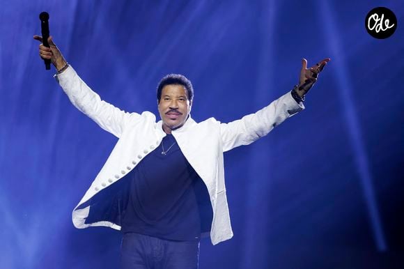 Indiquant tout au long du show ne pas se sentir bien

Lionel Richie en concert à Cologne (Allemagne), le 22 juin 2025. Action Press / Bestimage