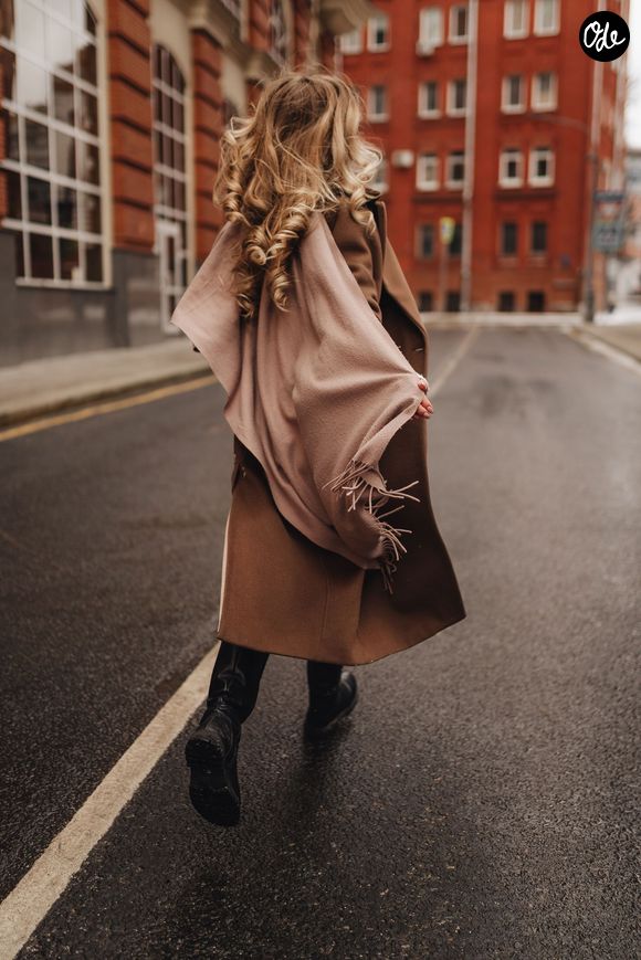 Pour affronter le froid sans abandonner son allure, il convient d'adopter des techniques de stylisme ciblées.