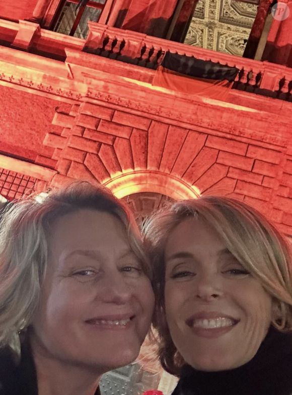 Les deux femmes ont posé plusieurs fois ensemble comme on a pu le voir sur le compte Instagram de Luana. 

Luana Belmondo de sortie avec Julie Andrieu