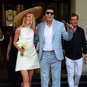 Les jeunes mariés, Jean-Luc Lahaye et sa femme Paola (Lahaye-Aubin) à la sortie de la mairie du 18ème arrondissement de Paris - J.L.Lahaye s'est marié en secondes noces avec sa compagne P.Aubin à la mairie du 18ème arrondissement de Paris, le 2 juillet 2025. 
Crédit : Agence / Bestimage