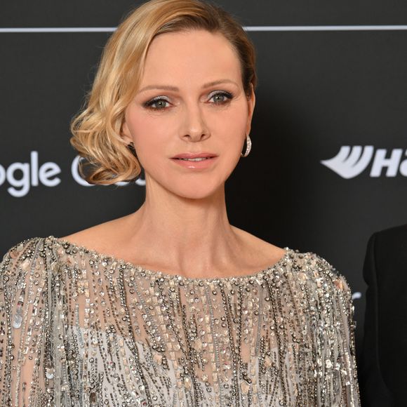 La princesse Charlene de Monaco durant la soirée du Monaco E-Prix 2026 à l'hôtel de Paris à Monaco, le 17 mai 2026. Lors du dîner, Alejandro Agag, le fondateur et président de Formula E, a convié sur scène le prince Albert II de Monaco et la princesse Charlene pour remettre le prix du meilleur pilote du week-end. C'est le néerlandais, Nyck de Vries qui a reçu son trophée des mains du couple princier. © Bruno Bebert / Bestimage