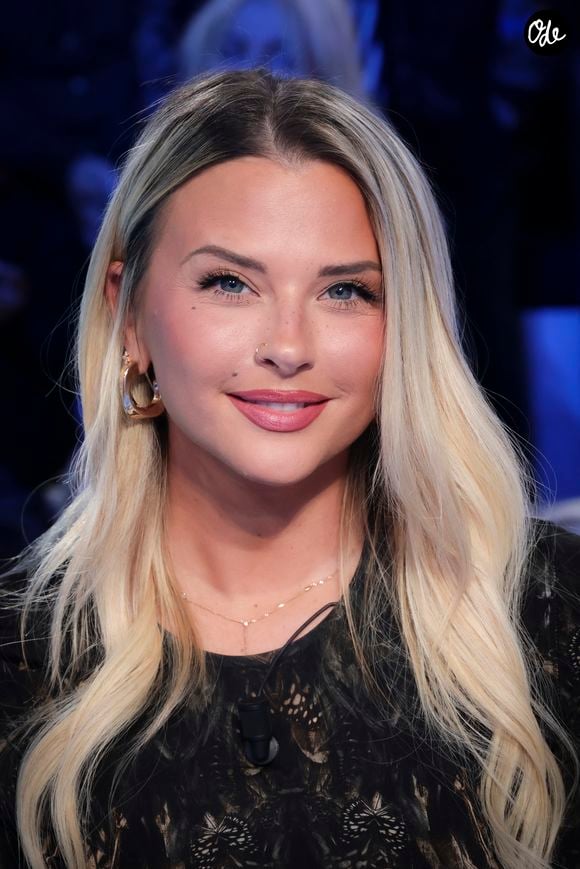 Kelly et ses filles vont pouvoir enfin goûter à l'air marin, loin de l'agitation habituelle.

Exclusif - Kelly Vedovelli, sur le plateau de l’émission « TPMP » présentée par C.Hanouna et diffusée en direct sur C8, Paris, France, le 11 février 2025. © Jack Tribeca / Bestimage