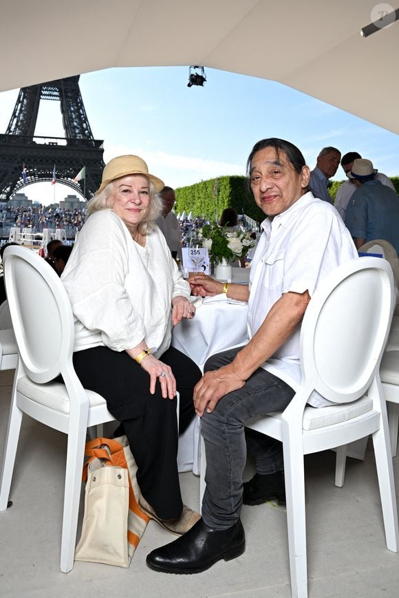 "Surtout lorsqu'on choisit ce métier... Et puis, les enfants vous font la gueule", ajoute-t-elle.

Exclusif - Josiane Balasko et son mari George Aguilar dans la tente VIP du Longines Paris Eiffel Jumping le 20 juin 2025.
© Perusseau / Veeren / Bestimage