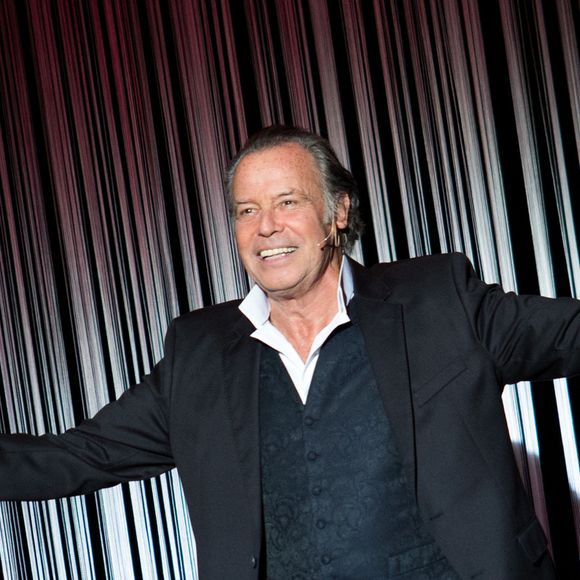 Michel Leeb se produit dans son one-man-show « Michel Leeb - 40 ans » au Casino de Paris, le 14 décembre 2017. Photo de Nasser Berzane/ABACAPRESS.COM