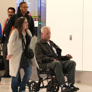 Atteint de sclérose latérale amyotrophique, il poursuit néanmoins son combat publiquement.

Eric Dane a été vu arrivant à l'aéroport international de Los Angeles dans un fauteuil roulant, semblant fragile après avoir annoncé son diagnostic de SLA. Photo par Backgrid USA / Bestimage