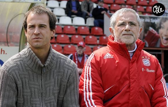 Placé en établissement psychiatrique, l'homme souffrirait de troubles mentaux selon les enquêteurs.

Archives - L'ancien attaquant allemand du Bayern de Munich, Gerd Müller, Ballon d'Or 1970, est décédé à l'âge de 75 ans - 8 mai 2010, 3e division, Offenbacher Kickers - FC Bayern Munich U23. De gauche à droite : l'entraîneur Mehmet Scholl (FC Bayern Munich II) et Gerd Müller (FC Bayern Munich)