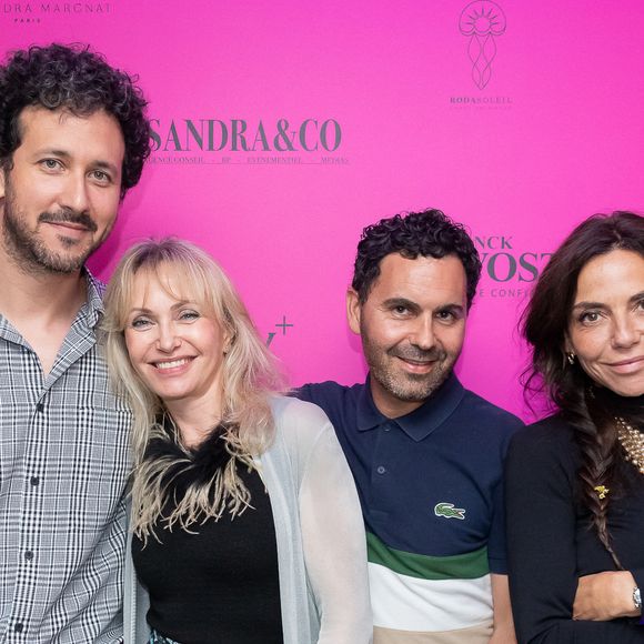 Un moment de détente pour Sandra Sisley qui avait récemment vécu une frayeur après le cambriolage du moulin qu'elle possède avec son mari Tomer.

Exclusif - Slimane Baptiste Berhoun, Iris Bucher, Roman Turlure, Sandra Sisley - Photocall à la suite Sandra & Co lors du Festival International des Séries de Cannes, Canneseries Saison 8, à l’hôtel JW Marriott Cannes le 27 avril 2025.
© Aurelio Stella / William Sanches Tavares / Evenjoy / Bestimage