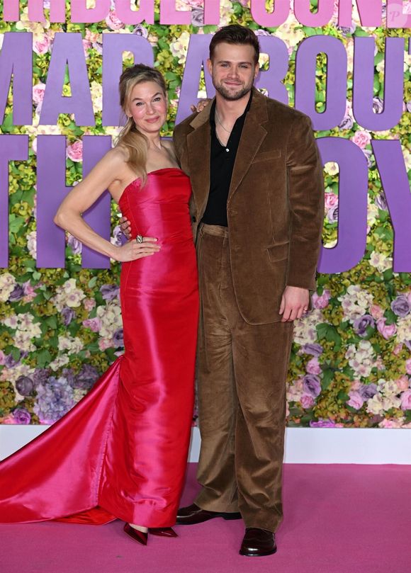 Renée Zellweger et son partenaire de jeu Leo Woodall à la grande première du film Briget Jones : Folle de lui à Londres en 2025. Crédit : Backgrid UK/ Bestimage
