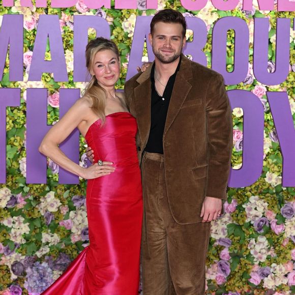 Renée Zellweger et son partenaire de jeu Leo Woodall à la grande première du film Briget Jones : Folle de lui à Londres en 2025. Crédit : Backgrid UK/ Bestimage