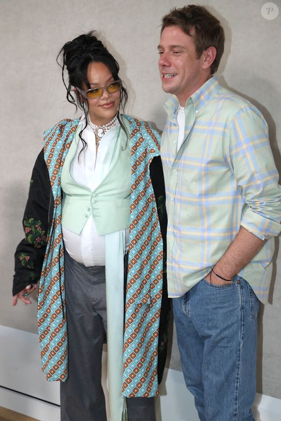 Les deux garçons portaient des tenues sur mesure inspirées de la dernière collection Dior, signée Jonathan Anderson, nouveau directeur artistique de la maison. 

Rihanna et Jonathan Anderson (Styliste Dior) posent à la suite du Défilé de mode Dior Homme, Collection Printemps / Été 2026, Front Row, dans le cadre de la Fashion Week de Paris, France, le 27 Juin 2025. 

© Olivier Borde / Bertrand Rindoff / Bestimage