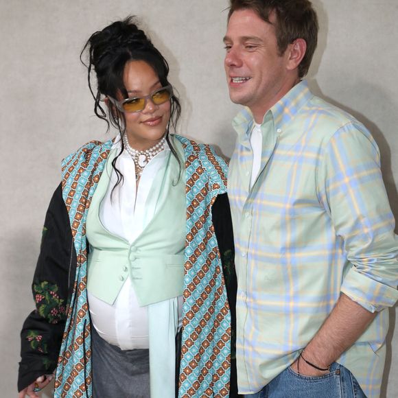 Les deux garçons portaient des tenues sur mesure inspirées de la dernière collection Dior, signée Jonathan Anderson, nouveau directeur artistique de la maison. 

Rihanna et Jonathan Anderson (Styliste Dior) posent à la suite du Défilé de mode Dior Homme, Collection Printemps / Été 2026, Front Row, dans le cadre de la Fashion Week de Paris, France, le 27 Juin 2025. 

© Olivier Borde / Bertrand Rindoff / Bestimage