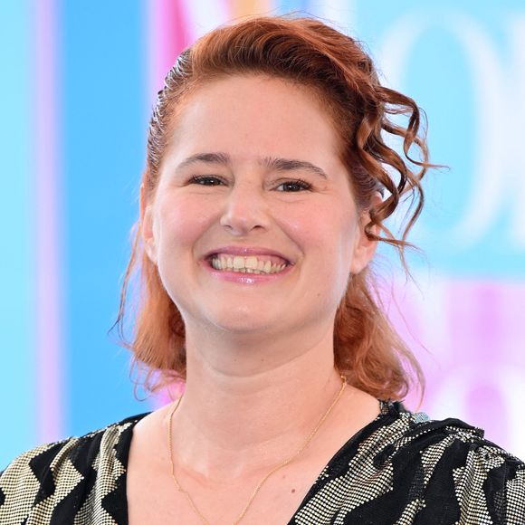 Sur les réseaux, Élodie Poux a réagi avec humour, déclarant : "Je préfère qu'on m'envoie des chocolats". 

Elodie Poux participe au photocall "Scènes de Ménage" lors du 64ème Festival de Télévision de Monte-Carlo le 14 juin 2025.

Photo : Alberto Terenghi IPA / ABACAPRESS.COM