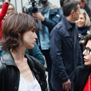Charlotte Gainsbourg, Rachida Dati (ministre de la culture) lors de la cérémonie de dévoilement de la plaque "Maison des Illustres" de la Maison Gainsbourg à Paris, France, le 2 avril 2024. © Christophe Clovis/Bestimage