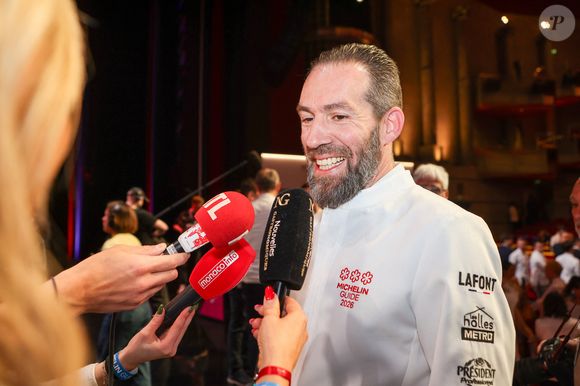 Le Guide Rouge a souligné l’excellence de sa maison comme l’une des plus belles expressions gastronomiques de l’avant-pays savoyard.

Le Chef Michaël Arnoult à Jongieux (73) décroche une 3eme étoile lors de la Cérémonie des remises des Etoiles Michelin 2026 au Grimaldi Forum à Monaco le 16 mars 2026. 

© Jean-Marc Lhomer/Bestimage