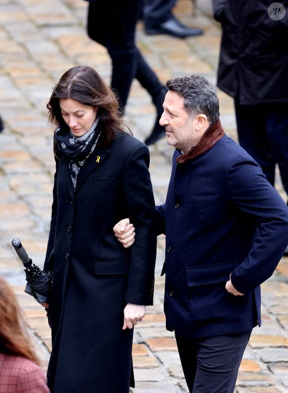 Mareva Galanter (Miss France 1999) et Arthur (Jacques Essebag) - Cérémonie d’hommage national aux victimes françaises des attaques terroristes du 7 octobre en Israël dans la cour d’honneur de l’Hôtel national des Invalides, à Paris, France, le 7 février 2024. © Dominique Jacovides/Bestimage