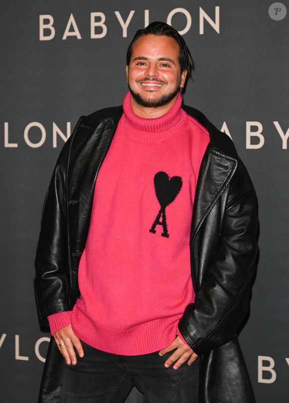 En légende, il a écrit : "Je suis reconnaissant pour ma mère d’avoir fait ton travail. Repose en paix papa."
Yanis Marshall à la première du film "Babylon" au cinéma Le Grand Rex à Paris, France, le 14 janvier 2023. © Coadic Guirec/Bestimage