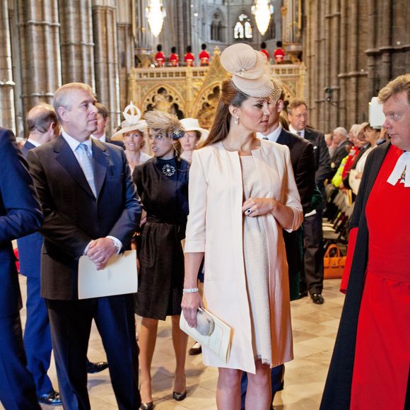 Alors pour la fête de Noël à Sandringham, on imagine qu'il n'est pas le bienvenu non plus !

Le prince William, le prince Andrew et Kate Catherine Middleton (enceinte), duchesse de Cambridge - 60eme anniversaire du couronnement de la reine Elisabeth II d'Angleterre en l'abbaye de Westminster à Londres le 4 juin 2013.